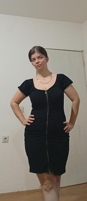 nike tech fleece m: Crna elegantna haljina sa kratkim rukavima i lagano naboranim efektom — 2