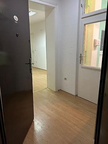 Izdajem stan ( salonac sa visokim plafonom) 60 m2 u Bulevaru Kralja