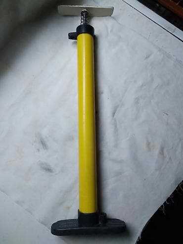 Bicikl pumpa plasticna 44 cm sa metalnom neoriginal rucicom,nedostaje