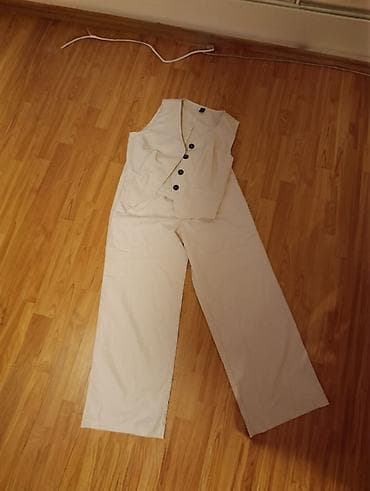 Damski komplet – prsluk i pantalone u krem/beloj nijansi. - Prsluk na lalafo.rs Damski komplet – prsluk i pantalone u krem/beloj nijansi. - Prsluk