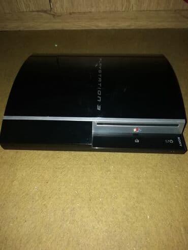 polovni radio aparati: Sony PlayStation 3 konzola, dolazi sa dva kontrolera. Konzola je crne — 2