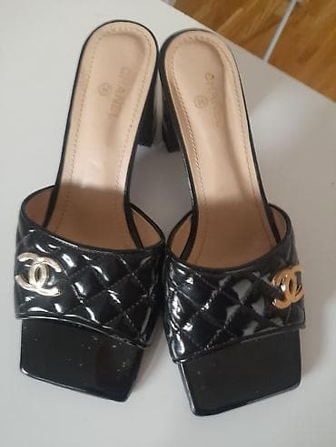 Slippers: Crne klompe/sandale sa blok potpeticom, Chanel Paris, veličina 39. - — 1