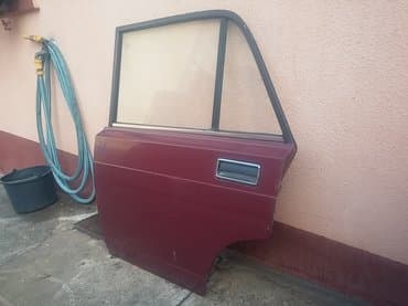 presvlake za prednja sedista: Vrata zadnja leva Lada 2105,2107 Riva u bordo boji. Vrata su ocuvana — 3