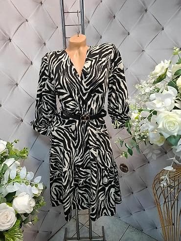 Zebraste midi haljina sa V-izrezom i preklopom. - Crno-beli animal