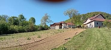 Kuća sa imanjem i pomoćnim objektima – grejanje na drva dva nivoa - — 9