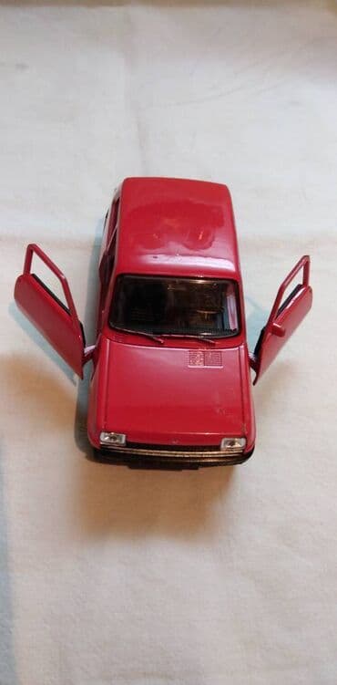 mali dukat franc jozef: Welly Renault 5, oko 1:32(11 cm.)slomljen mali deo branika — 2