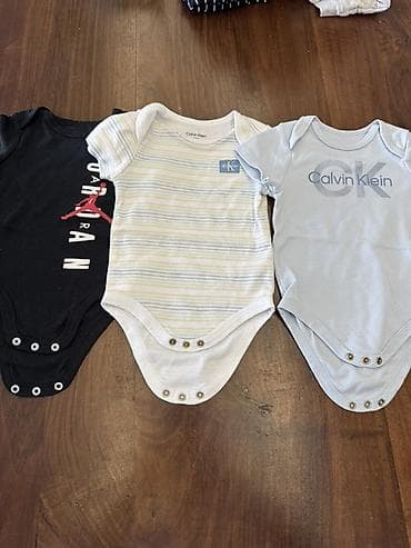 Set bodija za bebe (3 komada) - Brendovi: Calvin Klein (2 kom) i