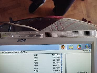 Retro Acer monitor sa zvucnicima.
Bez postolja