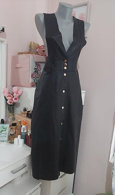 cipele i tasne: Crna midi haljina bez rukava od eko kože. Model sa dubokim V izrezom — 3