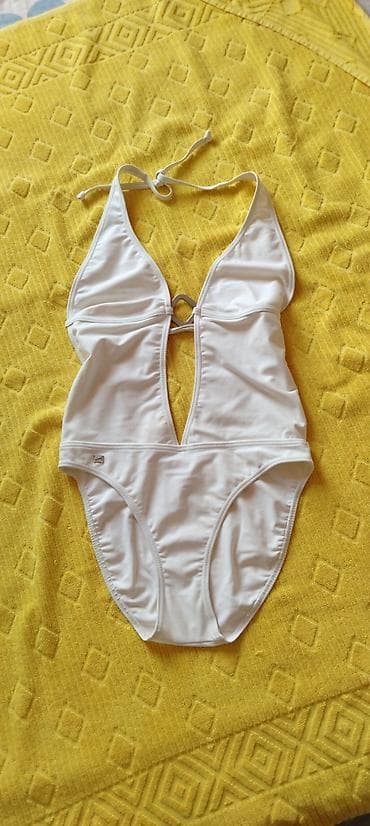 Potpuno nov jednodelni kupaći brenda SPEEDO, vel 42. Vezuje se na at lalafo.rs Potpuno nov jednodelni kupaći brenda SPEEDO, vel 42. Vezuje se na