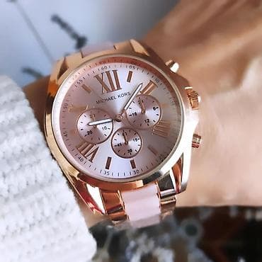 neobicni satovi: Divan Michael Kors u roze boji. Kućište je prečnika 44 mm. Narukvica — 1