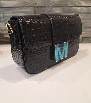 da li je pandora srebro: Ženska crossbody torba sa metalnim slovom “M”zlatne boje. -Kompaktna — 6