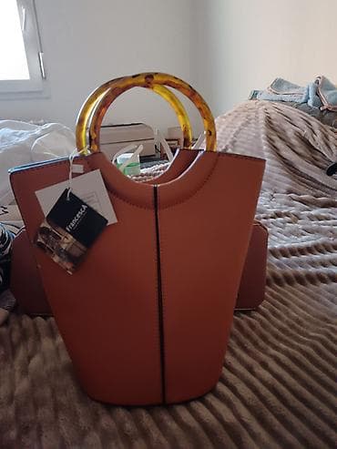 Elegantna ženska torba sa kružnim ručkama - Model: torba sa čvrstim