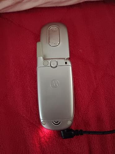 prodajem telefon: Motorola preklopni mobilni telefon (klap) – srebrna boja - — 3