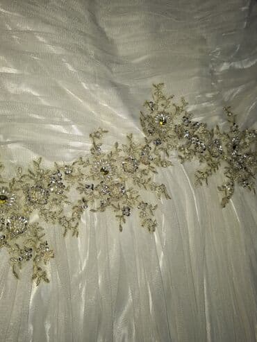 exit odeca: Svečana duga haljina u boji slonovače sa širokim bretelama. Gornji deo — 5