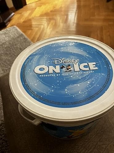 police za piljaru: 2 Disney On Ice plastična kanta sa poklopcem i ručkom. Cena je za — 2