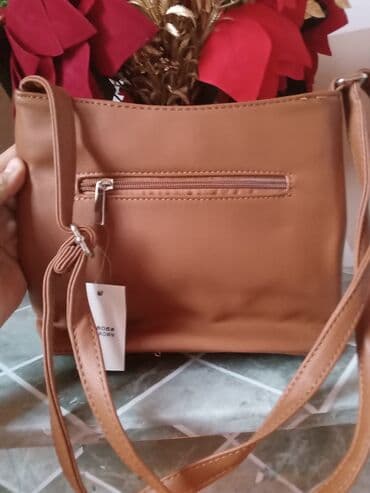 Aksesoari: Ženska crossbody torba u kesten/camel braon boji. - Materijal — 2