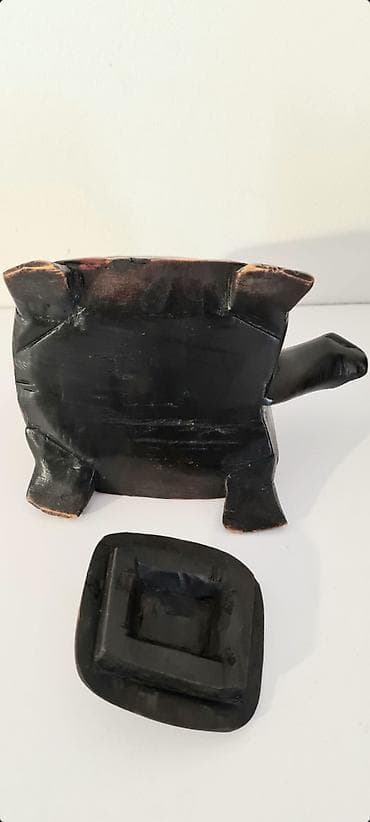 Ureznice: - Po jednoj ceni, na prodaju dve drvene kutijice u obliku kornjača. - — 9