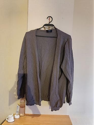 Sivi kardigan (bez kopčanja) - Brend: BENETTI (etiketa na kragni) - na lalafo.rs Sivi kardigan (bez kopčanja) - Brend: BENETTI (etiketa na kragni) -
