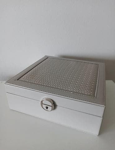 stvari za školu: Organizator za nakit sa kljucem 
Izradjen od eko koze
2500 rsd — 10