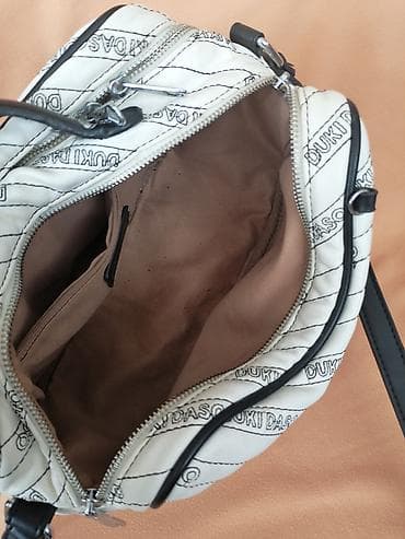 lakovane tasne: DUKI DASO manja tasna sa printom loga. Ima dve pregrade pa je vrlo — 7