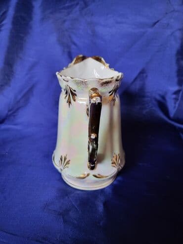 Čajnici: Bokal porcelan,sedef glazura 1914 do 1918godina. Bokal je — 7
