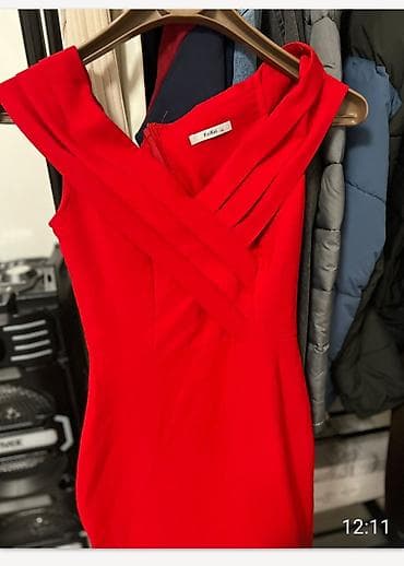 Elegantna duga crvena haljina - Model: uska silueta sa blagim šlepom — 2