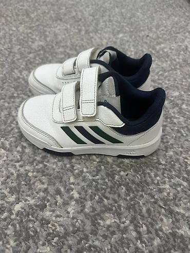 Patike za decu bele boje sa tamnoplavim i zelenim detaljima, idealne