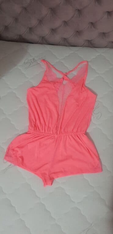 Kombinezon za spavanje roze sa cipkom i ukrstenim bratelama. S,M 500