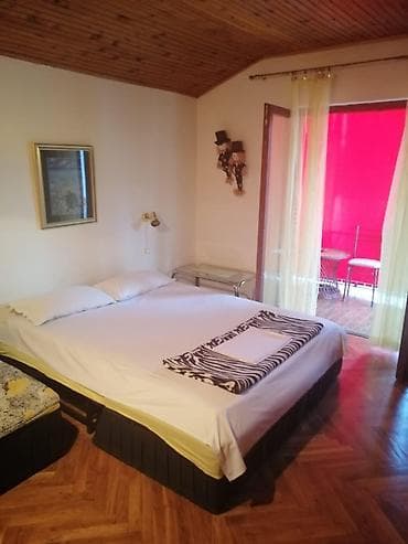 apartment for rent: Sutomore, iznajmljujem apartman i sobe. Sobe sa dva, tri i četiri — 3