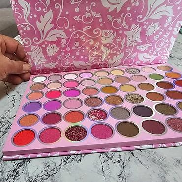 aura absolute matte nijanse: Velika paleta senki za oči brenda Medecoo, koja sadrži 54 nijanse — 2