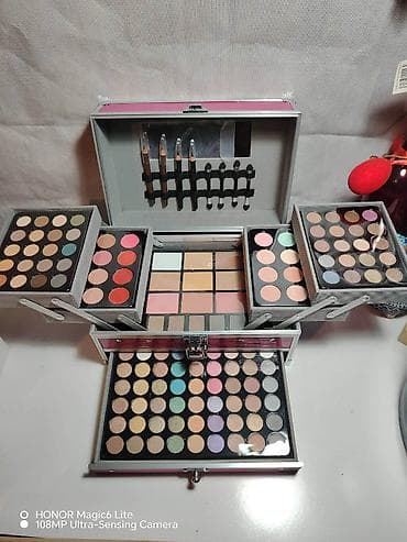 Men's Clothing: Kofer sa sminkom
4400 din
sdsv — 3