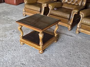 stilske komode: Klasičan drveni klub-sto sa staklenom pločom - Kvadratni klub-sto u — 2