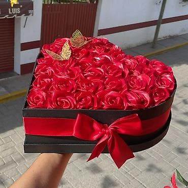 jastuci za ugaonu garnituru: Elegantne poklon kutije sa ružama – personalizovani aranžmani - — 3