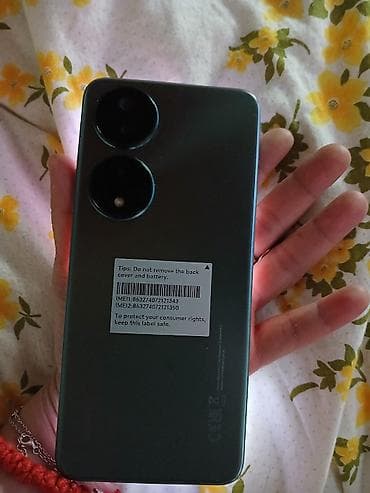Mobile Phones: Pametni telefon sa dvostrukom zadnjom kamerom i ekranom sa rupicom za — 1