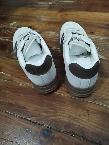 narandžaste patike: Adidas patike – bele sa braon detaljima - Model sa tri prepoznatljive — 3