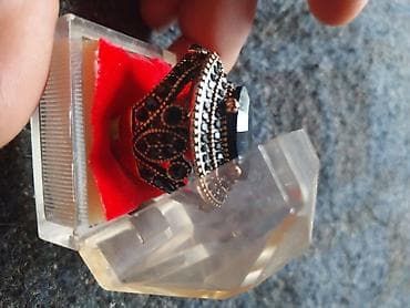 Venčanice i aksesoari: Veliki uniseks prsten sa crnim kamenom i bogatom ornamentikom. - — 2