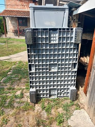 aparat za vafle metalac: Na prodaju tri plastična kontejnera sa poklopcima.Svaki je zapremine — 2