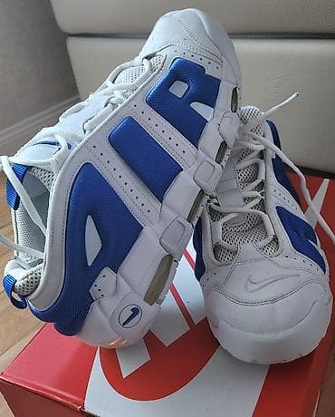 crne carape i bele patike: Nike Air More Uptempo – bele patike sa plavim detaljima, br gaziste — 1