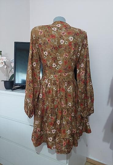 Haljina sa cvetnim printom - Kroj: A-kroj sa naboranim, višeslojnim