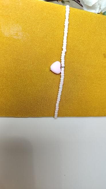 mindjuse sa perjem: Delikatna narukvica od sitnih perlica u svetloružičastoj boji sa — 2