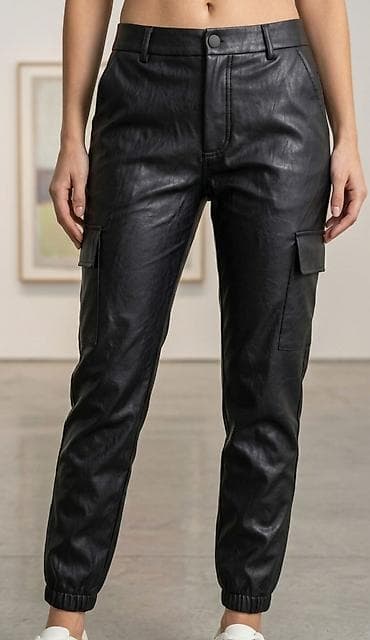 Ženske cargo pantalone od eko kože – crne - Materijal: mekana eko