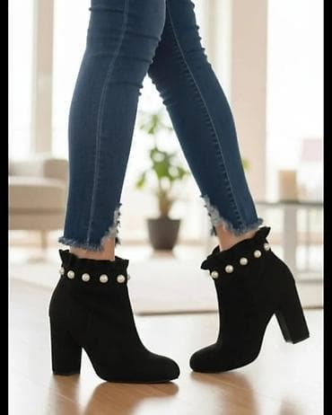 Crne ženske ankle čizme sa ukrasnim biserima - Materijal: mekana