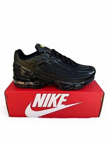 Nike patike – crne, niskoprofilne, sportsko-lifestyle model. -