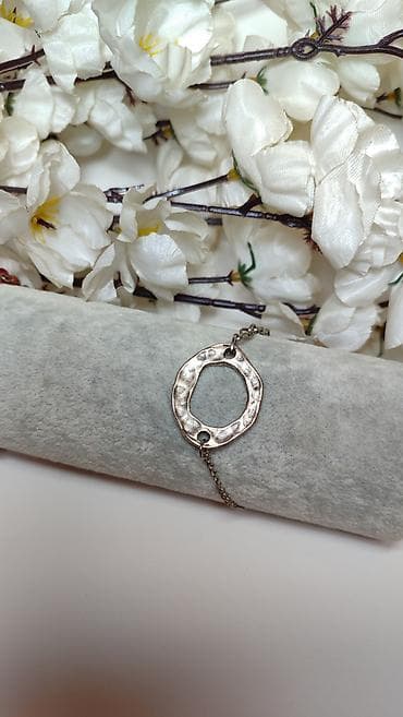 Novčanici: Ručno rađena narukvica sa centralnim priveskom nepravilnog kružnog — 3