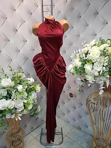 Elegantna duga haljina sa visokim okovratnikom i otvorenim bočnim