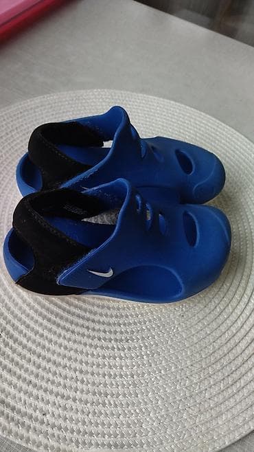 devojcica torba za olovke: Nike decije sandale. Nosene,ali u dobrom stanju. Velicina — 2