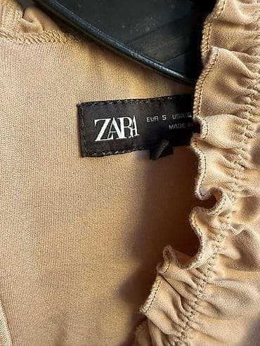 zara bez sako: ZARA bodi sa dugim rukavima u bež/ nude nijansi. Model sa dubokim — 2