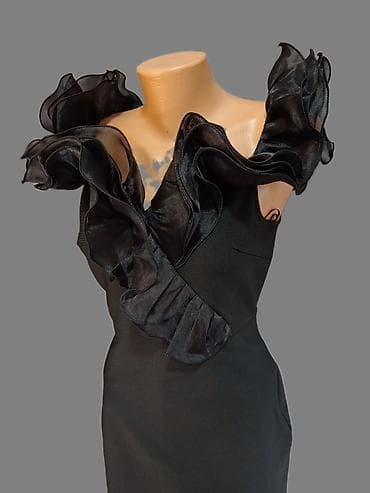 duboke tene: Elegantna crna midi haljina sa naglašenim ramenima i raskošnim 3D — 6