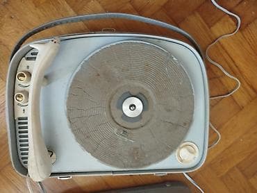 gramofon sa trubom: Stari retro gramofon u koferu vintage Radi ali potenciometri zezaju — 5